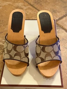 Vintage COACH
Style: A0870 BRENDA LG LOGO CALF Size 6